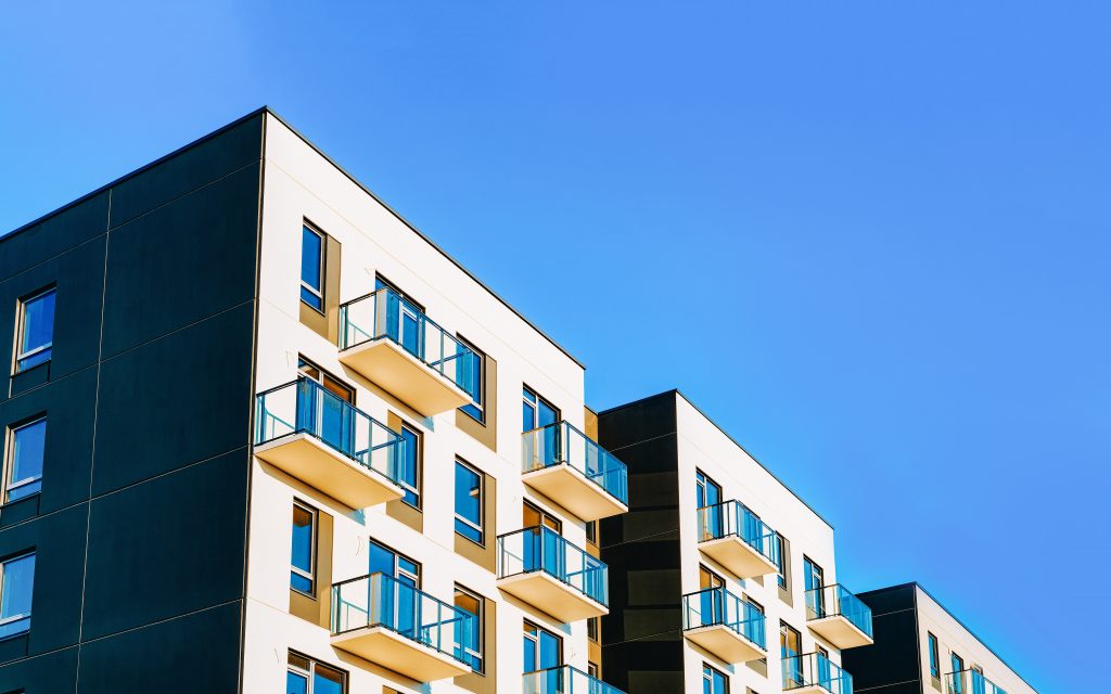 fragment d'appartement résidentiel moderne avec extérieur d'immeubles plats