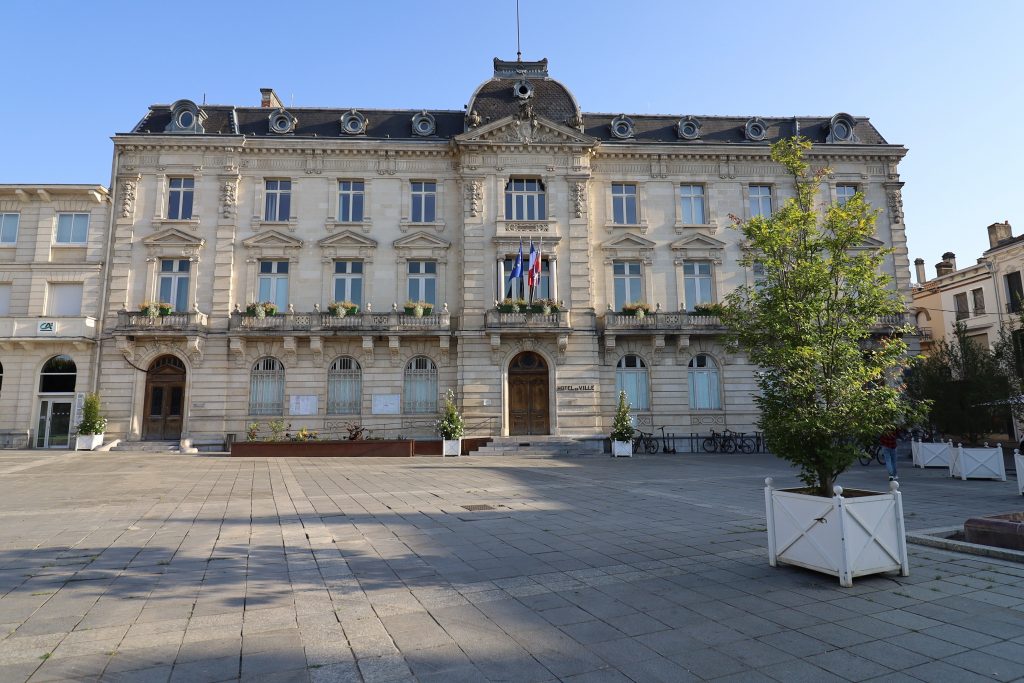 Bâtiment public institutionnel la mairie, vue de l'extérieur, ville de mont de marsan, département des landes, france