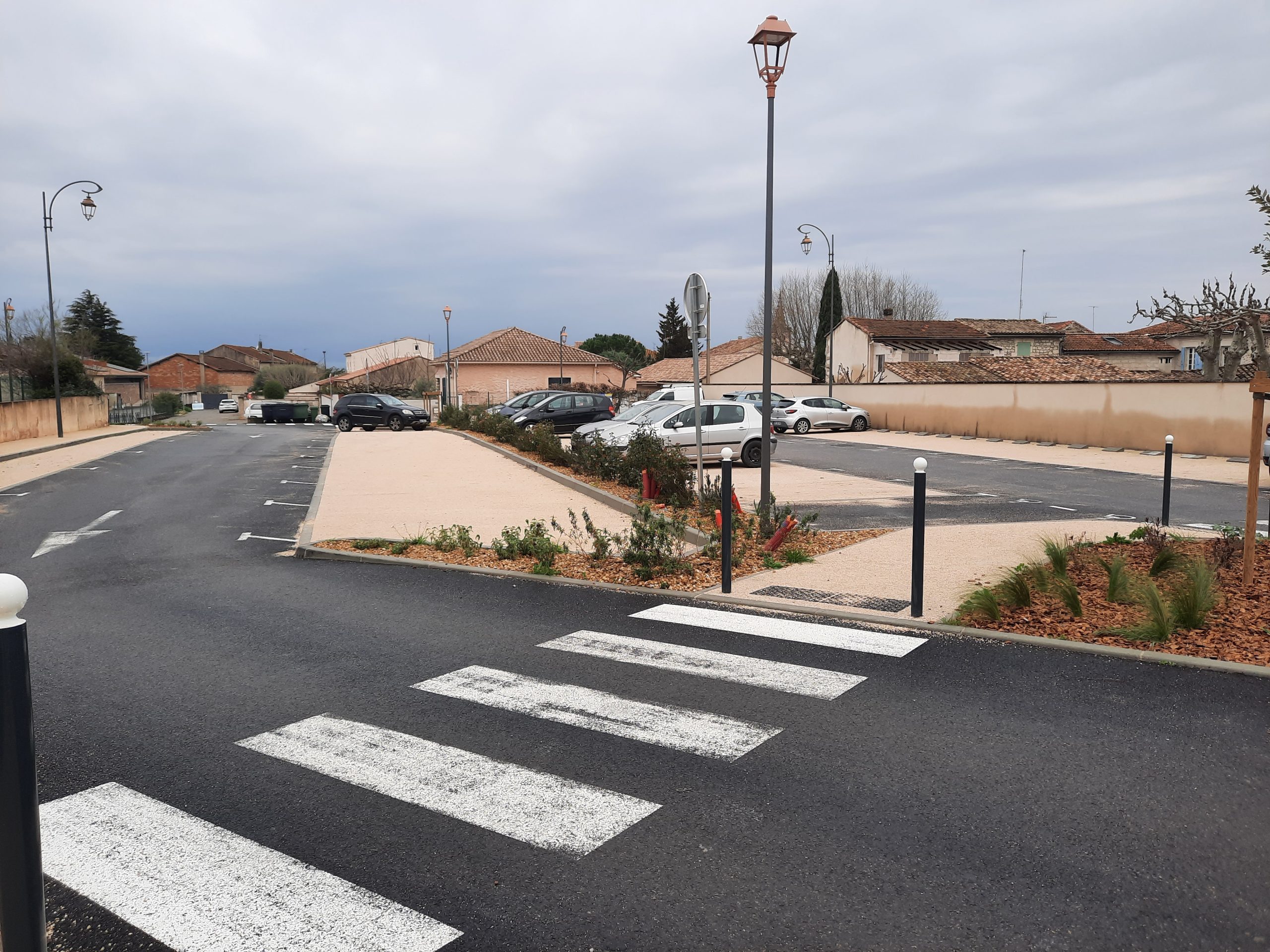 résultat de la requalification, désimperméabilisation et végétalisation du Parking Bouveyron résultat de la requalification, désimperméabilisation et végétalisation du Parking Bouveyron